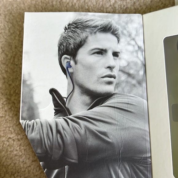 🌟Host Pick🌟 Vivitar Navy Blue Bluetooth Earphones - Picture 2 of 8